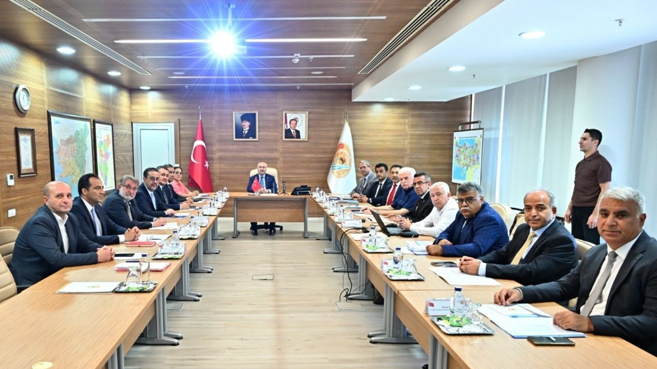 Denizli sanayisinin İzmir limanlarına erişim maliyetini düşürecek elektrikli demiryolu hattı, tünel projeleri ve YHT ağına katılım talepleri Vali Yavuz Selim Köşger başkanlığında düzenlenen toplantıda masaya yatırıldı.
