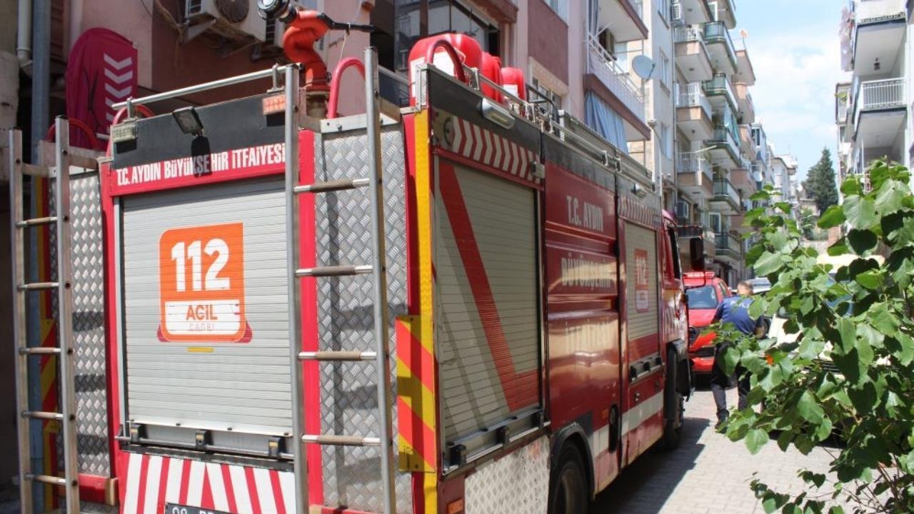 Aydın’da banyodaki kötü kokuya karşı sıkılan böcek ilacı şiddetle patladı. Çamaşır makinesinin alev aldığı olayda, biri ağır olmak üzere iki kişi yaralanarak hastaneye kaldırıldı.