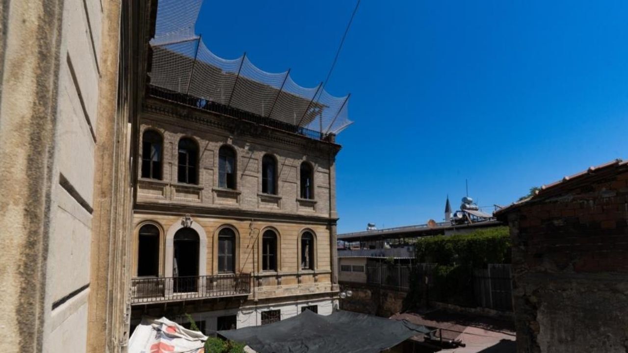 İzmir Basmane'nin simge yapılarından tarihi Cihan Palas Oteli, özgün mimarisi korunarak restore ediliyor. Egeşehir AŞ bünyesinde yürütülen projeyle yapı, kamusal bir yaşam alanına dönüştürülecek.