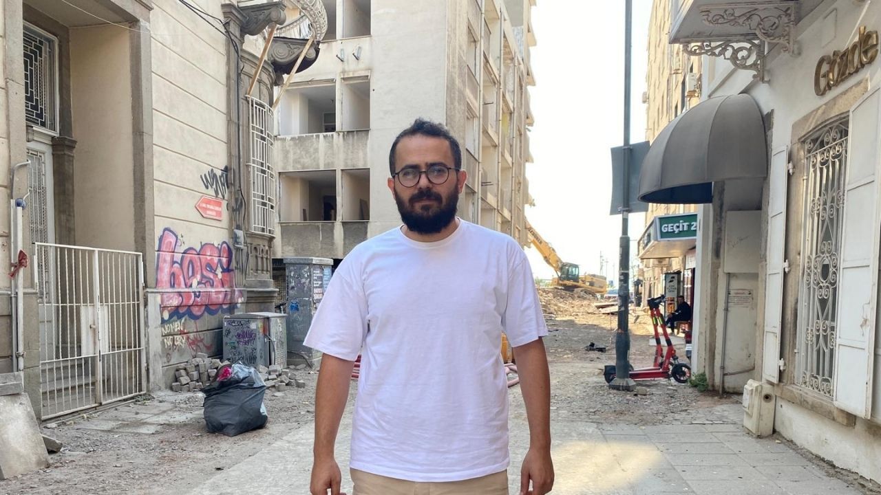 İzmir’de iki yıl önce iki kişinin elektrik akımına kapılarak yaşamını yitirdiği facianın ardından Alsancak’ta başlatılan altyapı çalışmaları çığırından çıktı. Kazılar nedeniyle ortalık savaş alanına dönerken, iş yapamaz hâle gelen esnaf Onur Nayki "İzmir'in merkezinde günlerce elektrik verilememesini anlamıyoruz" dedi. Esnaf Filiz Taşkıran ise Gediz Elektrik, Türk Telekom ve İzmirGaz’ın semtte sürekli kazı yaptığını belirterek “Artık bu koordinasyonsuzluğun sona ermeli” diye tepki gösterdi.