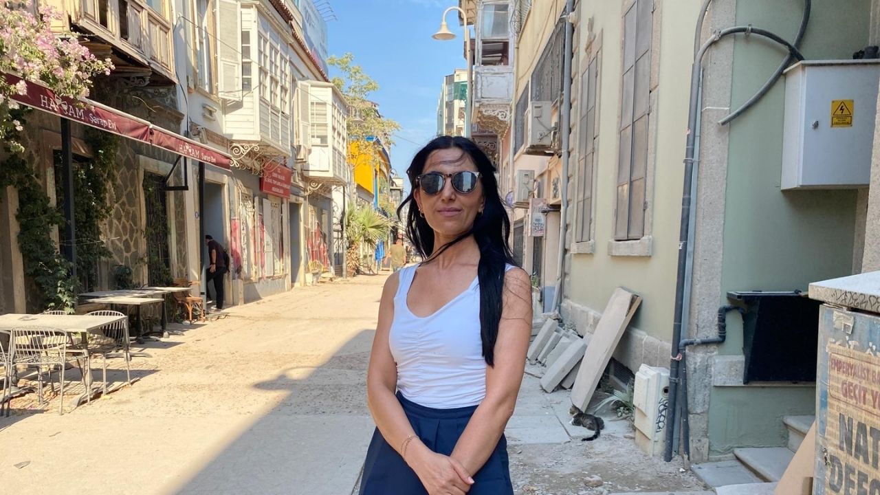 İzmir’de iki yıl önce iki kişinin elektrik akımına kapılarak yaşamını yitirdiği facianın ardından Alsancak’ta başlatılan altyapı çalışmaları çığırından çıktı. Kazılar nedeniyle ortalık savaş alanına dönerken, iş yapamaz hâle gelen esnaf Onur Nayki "İzmir'in merkezinde günlerce elektrik verilememesini anlamıyoruz" dedi. Esnaf Filiz Taşkıran ise Gediz Elektrik, Türk Telekom ve İzmirGaz’ın semtte sürekli kazı yaptığını belirterek “Artık bu koordinasyonsuzluğun sona ermeli” diye tepki gösterdi.