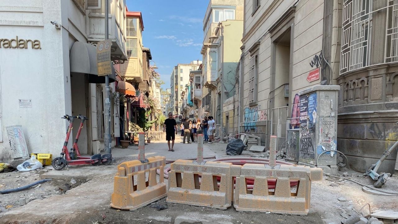 İzmir’de iki yıl önce iki kişinin elektrik akımına kapılarak yaşamını yitirdiği facianın ardından Alsancak’ta başlatılan altyapı çalışmaları çığırından çıktı. Kazılar nedeniyle ortalık savaş alanına dönerken, iş yapamaz hâle gelen esnaf Onur Nayki "İzmir'in merkezinde günlerce elektrik verilememesini anlamıyoruz" dedi. Esnaf Filiz Taşkıran ise Gediz Elektrik, Türk Telekom ve İzmirGaz’ın semtte sürekli kazı yaptığını belirterek “Artık bu koordinasyonsuzluğun sona ermeli” diye tepki gösterdi.