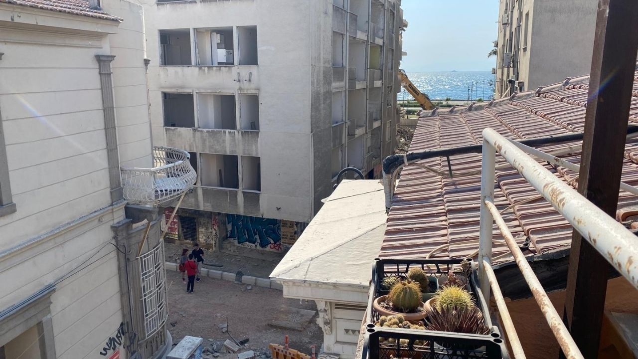 İzmir’de iki yıl önce iki kişinin elektrik akımına kapılarak yaşamını yitirdiği facianın ardından Alsancak’ta başlatılan altyapı çalışmaları çığırından çıktı. Kazılar nedeniyle ortalık savaş alanına dönerken, iş yapamaz hâle gelen esnaf Onur Nayki "İzmir'in merkezinde günlerce elektrik verilememesini anlamıyoruz" dedi. Esnaf Filiz Taşkıran ise Gediz Elektrik, Türk Telekom ve İzmirGaz’ın semtte sürekli kazı yaptığını belirterek “Artık bu koordinasyonsuzluğun sona ermeli” diye tepki gösterdi.