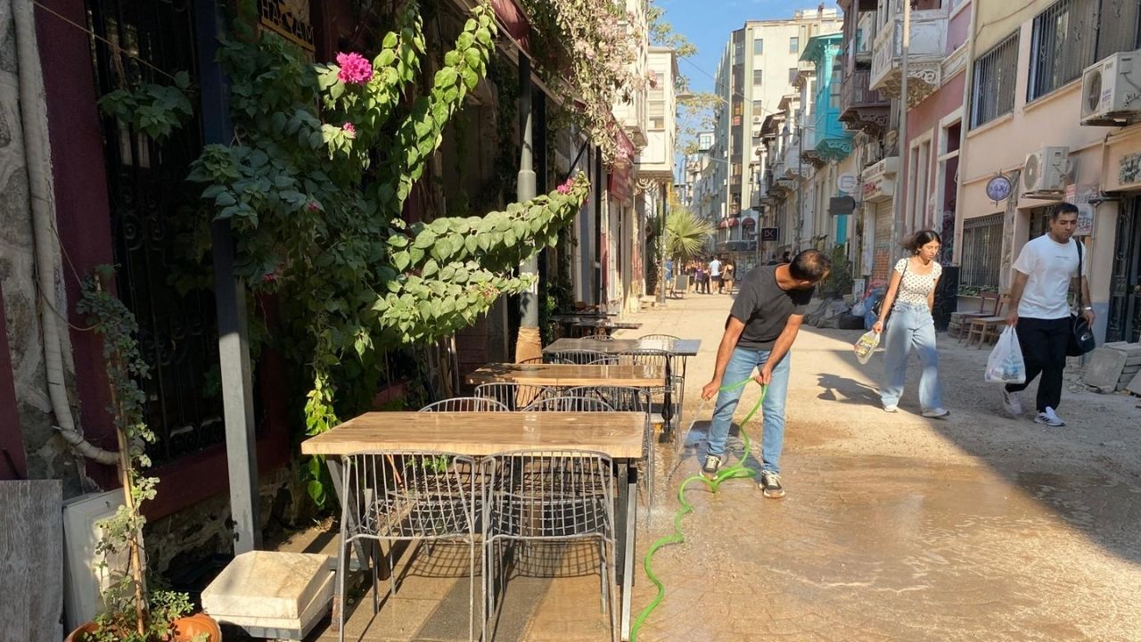 İzmir’de iki yıl önce iki kişinin elektrik akımına kapılarak yaşamını yitirdiği facianın ardından Alsancak’ta başlatılan altyapı çalışmaları çığırından çıktı. Kazılar nedeniyle ortalık savaş alanına dönerken, iş yapamaz hâle gelen esnaf Onur Nayki "İzmir'in merkezinde günlerce elektrik verilememesini anlamıyoruz" dedi. Esnaf Filiz Taşkıran ise Gediz Elektrik, Türk Telekom ve İzmirGaz’ın semtte sürekli kazı yaptığını belirterek “Artık bu koordinasyonsuzluğun sona ermeli” diye tepki gösterdi.