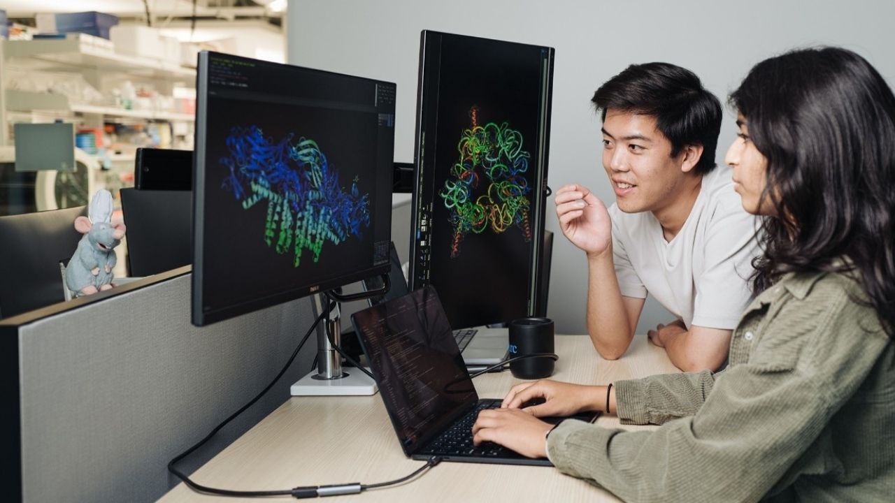 Evo1 ve Evo2 modelleriyle genom haritası ilk kez yapay zekâ tarafından tasarlandı. Sadece E. coli bakterilerini yok eden 16 yapay virüs, laboratuvar ortamında canlı kalmayı başardı.