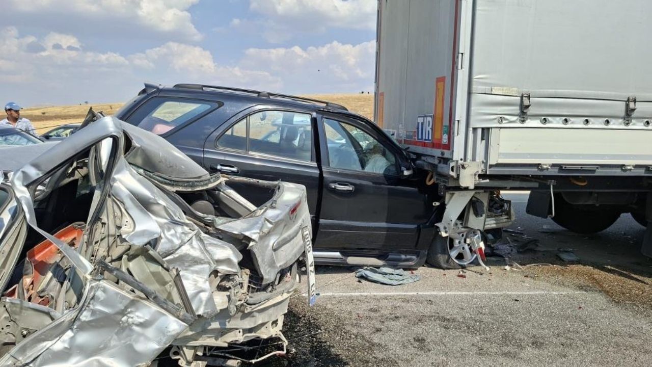 Afyonkarahisar’da anız yangınının yolu dumanla kaplaması faciaya yol açtı. Görüş mesafesinin düşmesiyle iki tır ve 11 otomobilin karıştığı zincirleme kazada üç kişi yaralandı, yol ulaşıma kapandı.