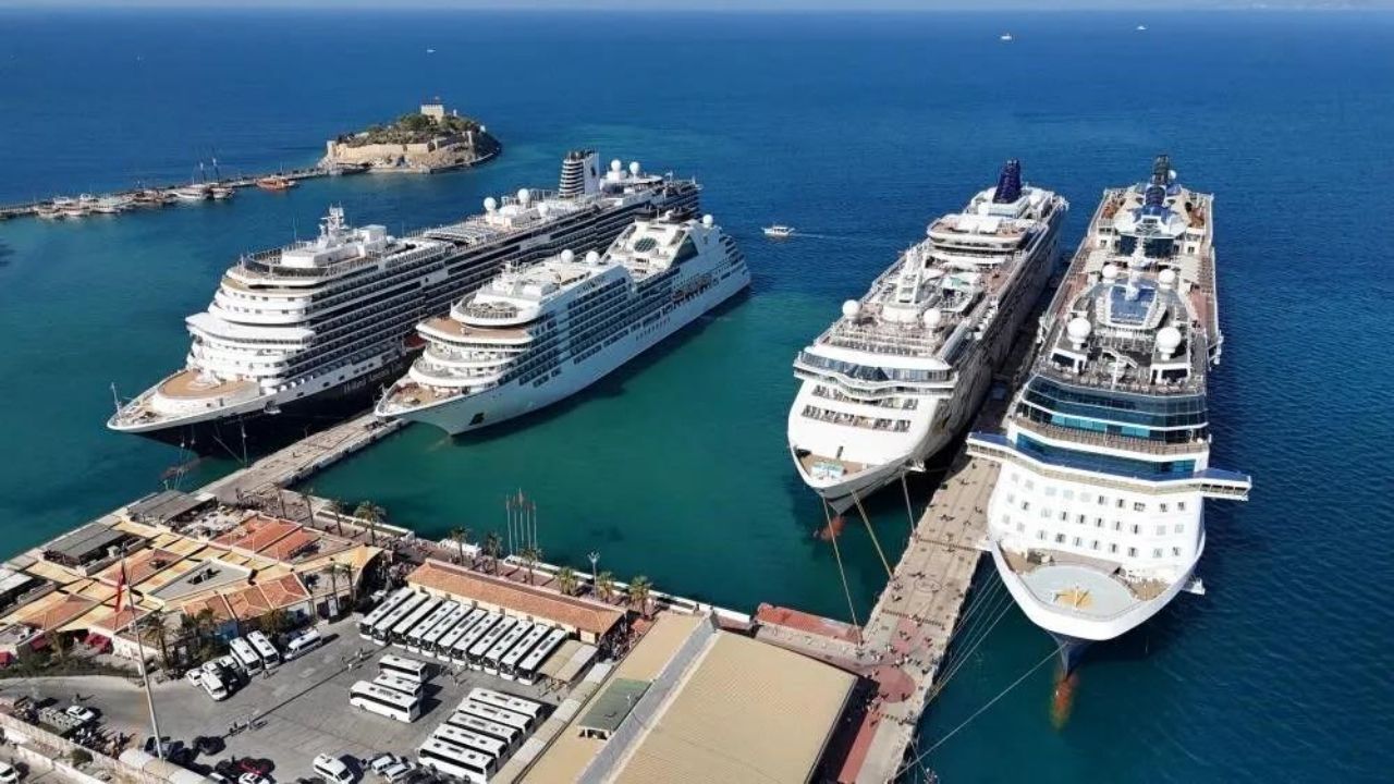 Türkiye kruvaziyer turizminde yükselişini sürdürürken, Ege’nin incisi İzmir’de yolcu sayısı arttı. 2026 yılı Ocak-Temmuz döneminde, İzmir Alsancak, Çeşme ve Dikili limanlarına gelen turist sayısı geçen yılın aynı dönemine göre yaklaşık yüzde 18 artarak 90 bin 907’ye ulaştı. Sektörün amiral gemisi Kuşadası yolcu sayısında kan kaybederken, Marmaris rekor artışla dikkat çekti.