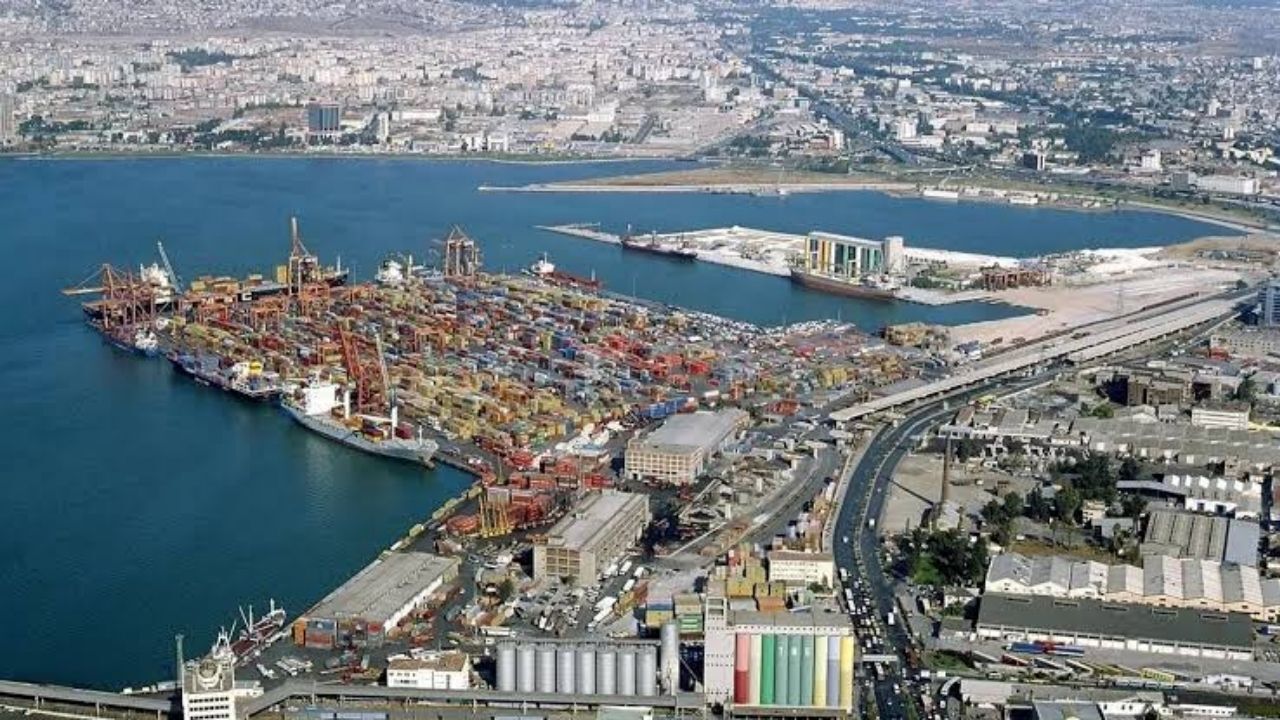 Türkiye kruvaziyer turizminde yükselişini sürdürürken, Ege’nin incisi İzmir’de yolcu sayısı arttı. 2026 yılı Ocak-Temmuz döneminde, İzmir Alsancak, Çeşme ve Dikili limanlarına gelen turist sayısı geçen yılın aynı dönemine göre yaklaşık yüzde 18 artarak 90 bin 907’ye ulaştı. Sektörün amiral gemisi Kuşadası yolcu sayısında kan kaybederken, Marmaris rekor artışla dikkat çekti.