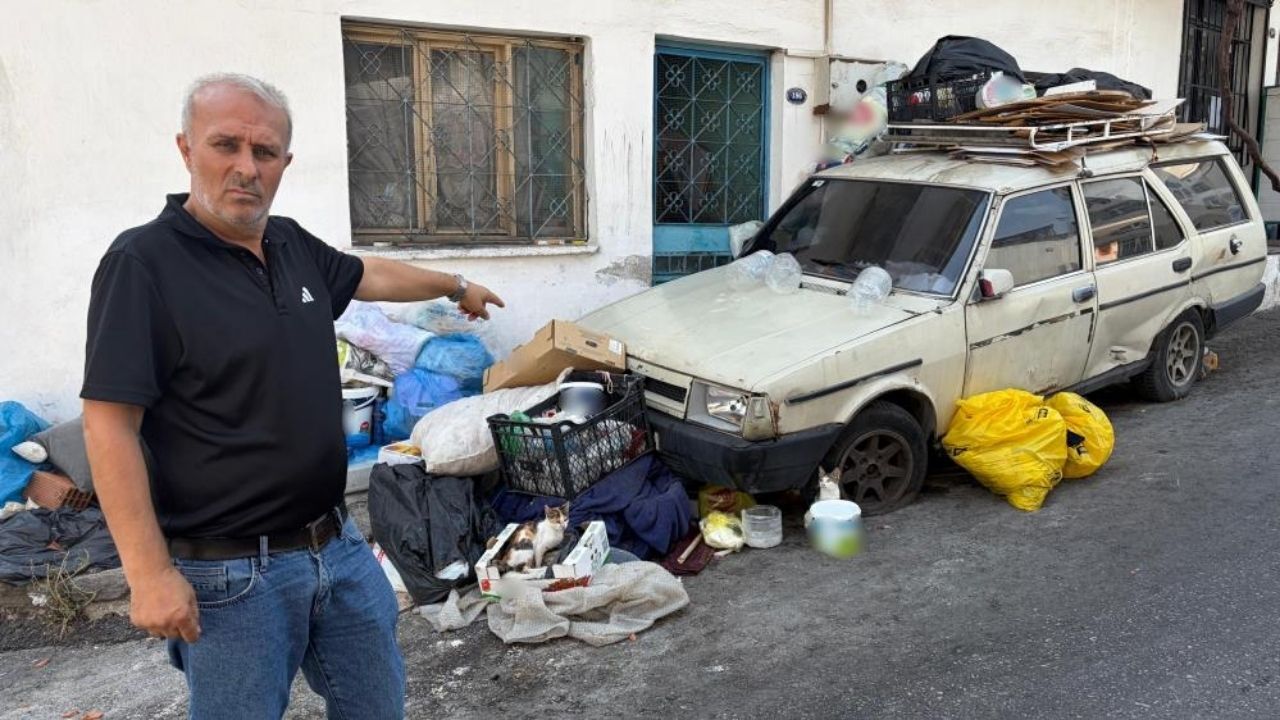 İzmir’de üç katı da çöp dolu evden yayılan koku ve haşereler mahalleliyi canından bezdirdi. Yangın tehlikesiyle dükkân kapatan esnaf ve mahalle sakinleri yetkililerden acil çözüm bekliyor.