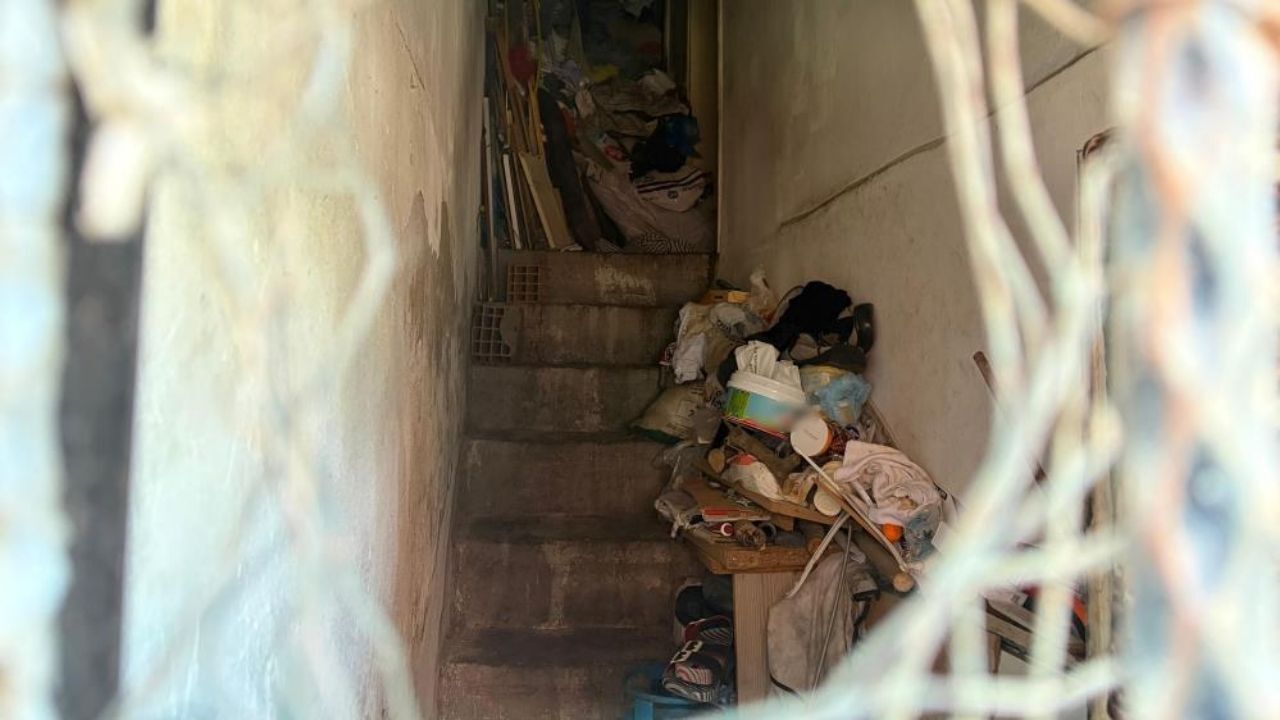 İzmir’de üç katı da çöp dolu evden yayılan koku ve haşereler mahalleliyi canından bezdirdi. Yangın tehlikesiyle dükkân kapatan esnaf ve mahalle sakinleri yetkililerden acil çözüm bekliyor.