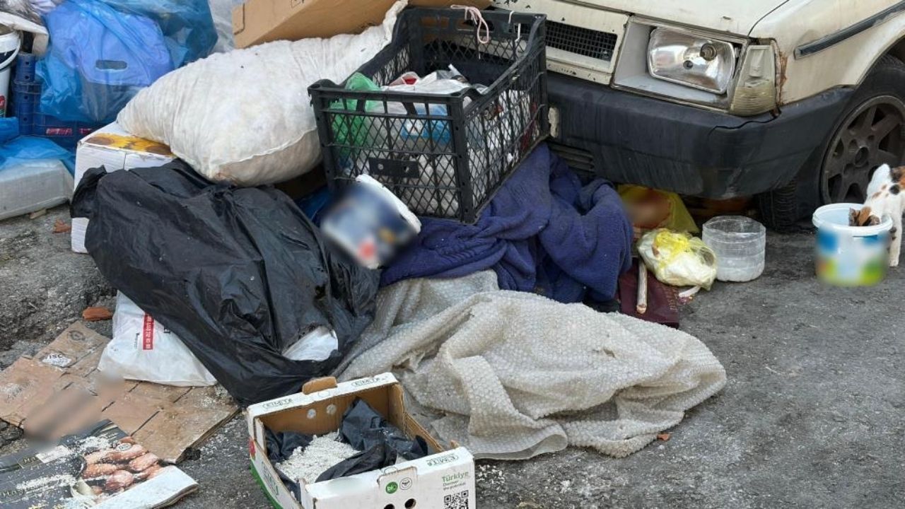 İzmir’de üç katı da çöp dolu evden yayılan koku ve haşereler mahalleliyi canından bezdirdi. Yangın tehlikesiyle dükkân kapatan esnaf ve mahalle sakinleri yetkililerden acil çözüm bekliyor.