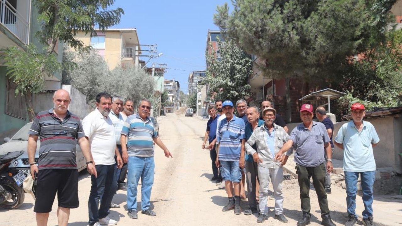 İzmir Bayraklı’da aylardır yapılmayan bozuk ve tozlu yollar mahalleliyi isyan ettirdi. Hastasını hastaneye götüremeyen, tozdan kapı açamayan vatandaşlar çareyi yollara halı sermekte buldu.
