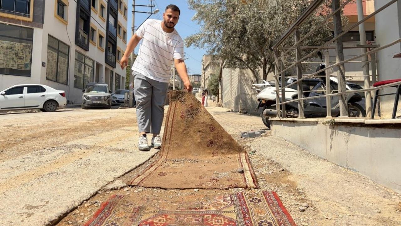 İzmir Bayraklı’da aylardır yapılmayan bozuk ve tozlu yollar mahalleliyi isyan ettirdi. Hastasını hastaneye götüremeyen, tozdan kapı açamayan vatandaşlar çareyi yollara halı sermekte buldu.