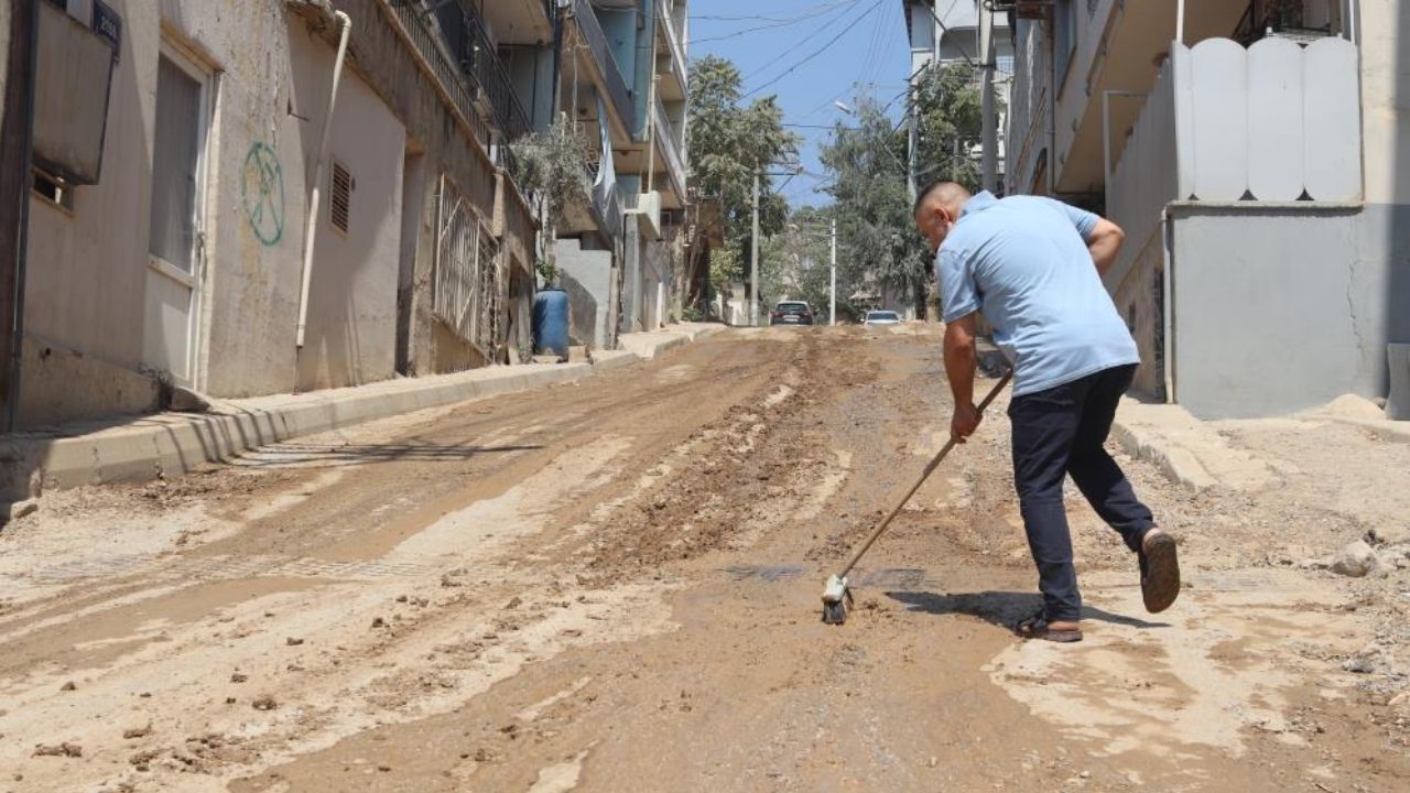 İzmir Bayraklı’da aylardır yapılmayan bozuk ve tozlu yollar mahalleliyi isyan ettirdi. Hastasını hastaneye götüremeyen, tozdan kapı açamayan vatandaşlar çareyi yollara halı sermekte buldu.
