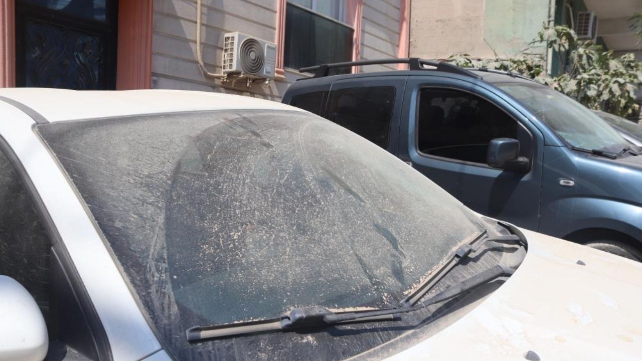 İzmir Bayraklı’da aylardır yapılmayan bozuk ve tozlu yollar mahalleliyi isyan ettirdi. Hastasını hastaneye götüremeyen, tozdan kapı açamayan vatandaşlar çareyi yollara halı sermekte buldu.