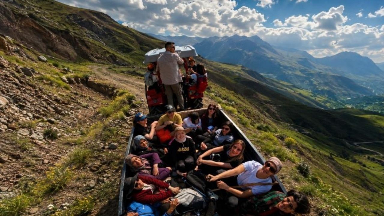 Erzincan’ın Kemah ilçesinde, Munzur Dağları’nın eteklerine gizlenen Sohmarik Yaylası; erimeyen karları, zengin yaban hayatı ve el değmemiş doğasıyla adeta bir "saklı cennet". Bakir kalan bu Doğu Anadolu harikası, doğaseverler ve fotoğrafçılar için büyüleyici bir sığınak hâline geldi.