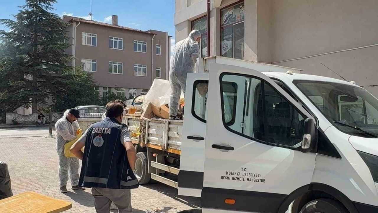 Kütahya’da yalnız yaşayan 72 yaşındaki emekli profesörün iki dairesi çöp ev çıktı. Beş yıldır biriken atıklar için temizlik seferberliği başlatıldı.