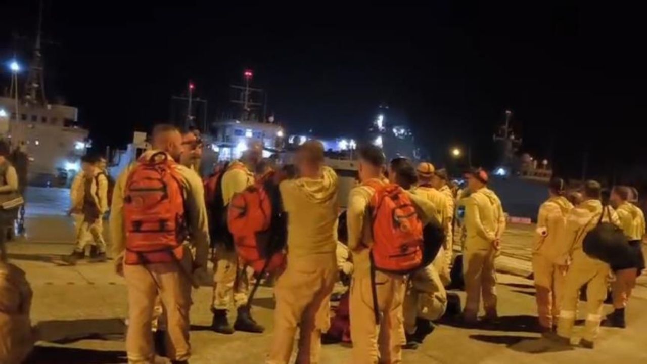 Marmaris Kabakargı Koyu'ndaki dik arazide çıkan yangını söndürme çalışmalarında karadan ulaşım  sağlanamaması zor anlar yaşatırken, söndürme çalışmalarına çıkarma gemileri, çok sayıda uçak ve helikopterle denizden ve havadan destek veriliyor.