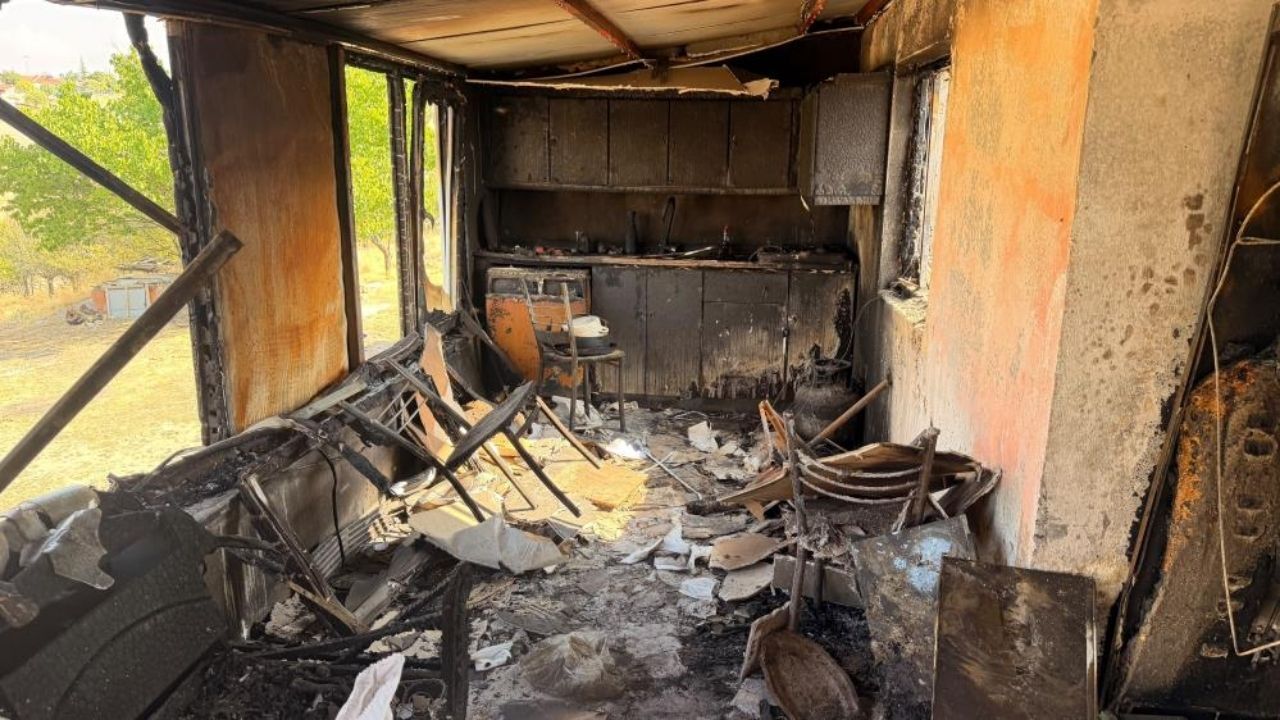 Afyonkarahisar’da çıkan yangında yaşlı çiftin evi ve torunlarının düğün çeyizi küle döndü. Evsiz kalan aile, çaresizce kış gelmeden uzanacak bir yardım eli ve başlarını sokacak bir yuva bekliyor.