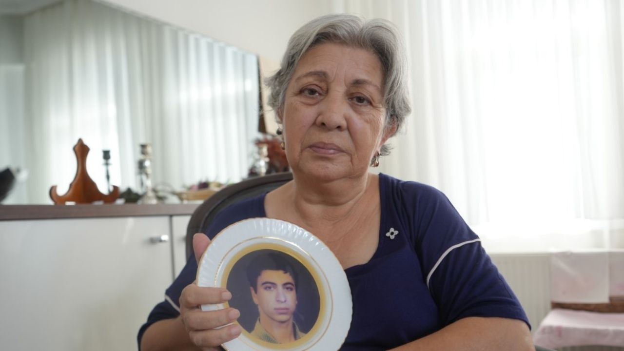 Enkazdan sağ çıkarılan oğlunu dört yıl boyunca Türkiye genelinde sokak sokak, morg morg arayan Emine Cebeci, mahkemeyle açtırdığı 18 mezardan birinde evladına ulaştı! Cebeci’nin acısı ilk günkü gibi taze.