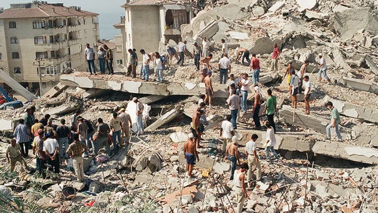 Marmara depreminin üzerinden 27 yıl geçmesine rağmen kayıpların acısı ve hukuki süreçlerdeki cezasızlık zırhı vicdanları yaralamaya devam ediyor. Açılan 2 bin 100 davanın neredeyse tamamı zamanaşımıyla düşerken, felaket sadece yıkılan binaların değil, sistemik ihmallerin de simgesi olarak kaldı.