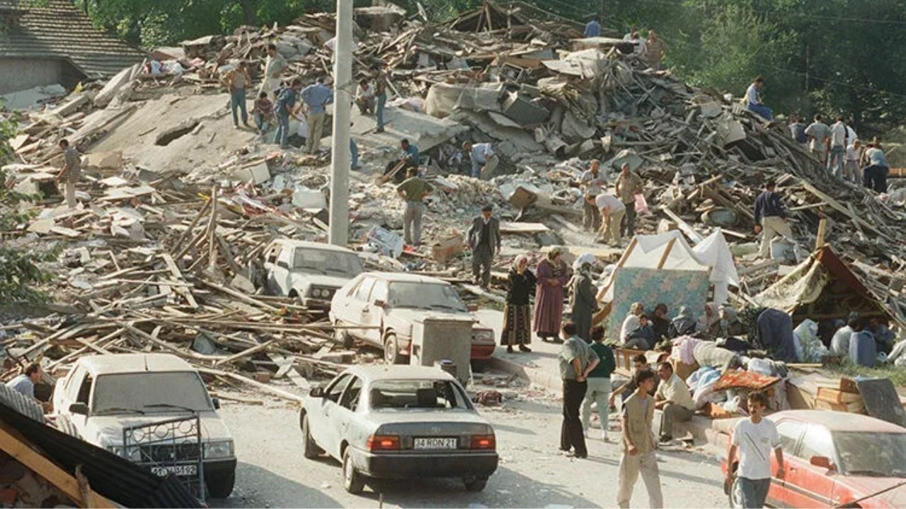 Marmara depreminin üzerinden 27 yıl geçmesine rağmen kayıpların acısı ve hukuki süreçlerdeki cezasızlık zırhı vicdanları yaralamaya devam ediyor. Açılan 2 bin 100 davanın neredeyse tamamı zamanaşımıyla düşerken, felaket sadece yıkılan binaların değil, sistemik ihmallerin de simgesi olarak kaldı.