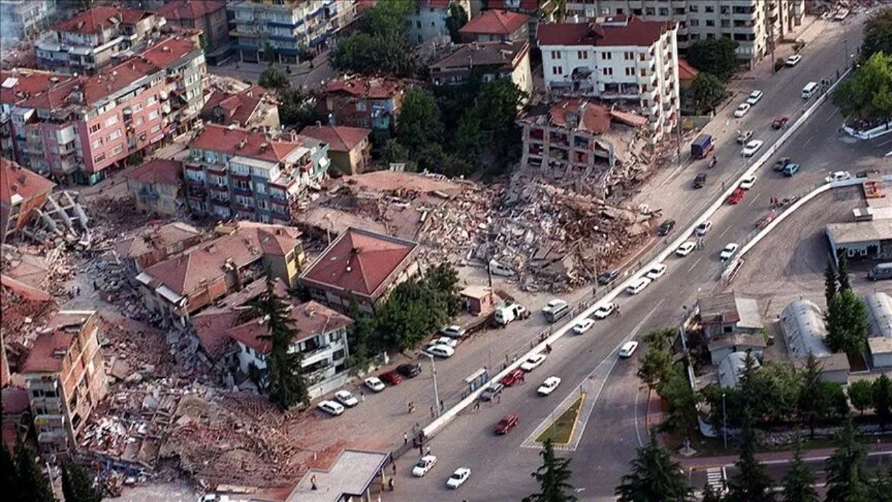 Marmara depreminin üzerinden 27 yıl geçmesine rağmen kayıpların acısı ve hukuki süreçlerdeki cezasızlık zırhı vicdanları yaralamaya devam ediyor. Açılan 2 bin 100 davanın neredeyse tamamı zamanaşımıyla düşerken, felaket sadece yıkılan binaların değil, sistemik ihmallerin de simgesi olarak kaldı.