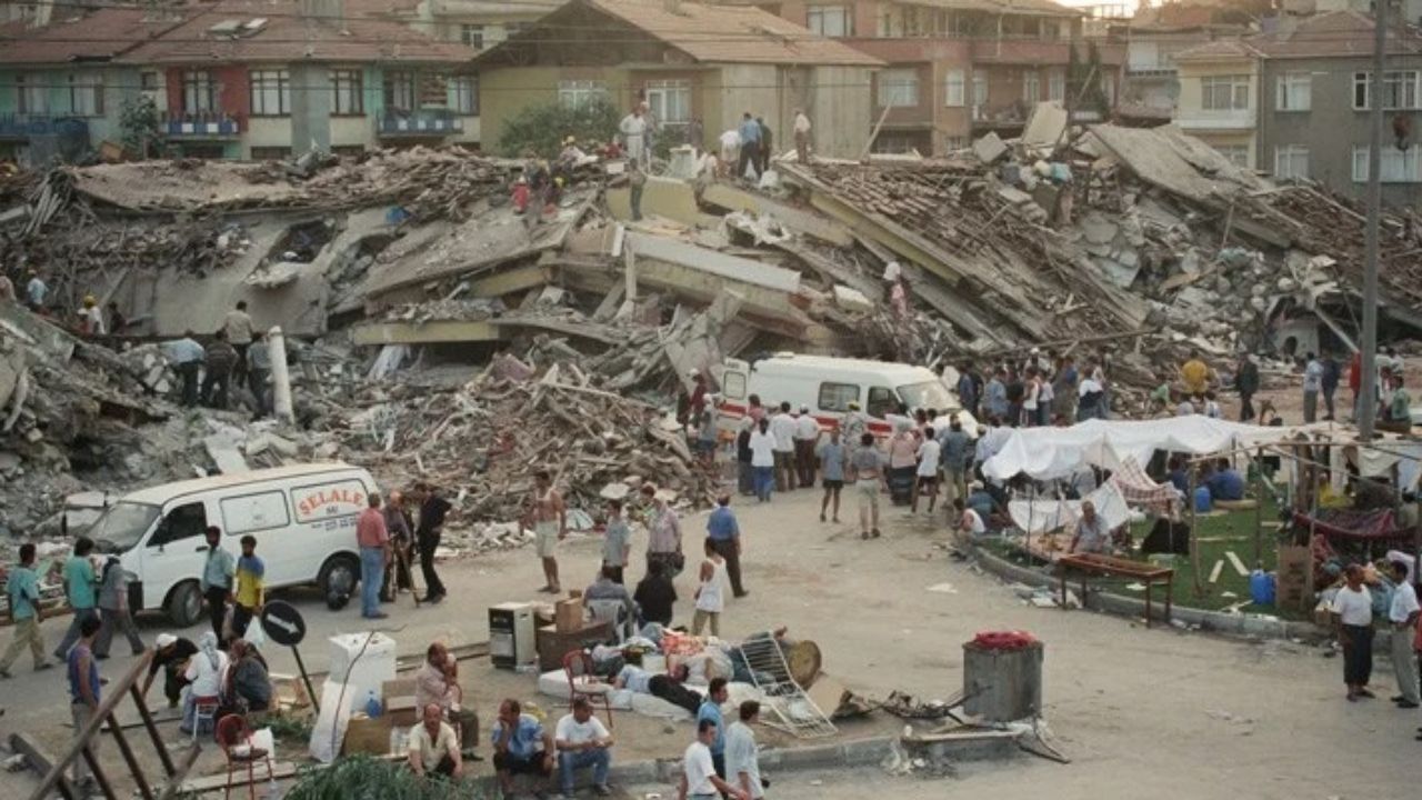 İzmir Depremzedeleri Dayanışma Derneği (İZDEDA), 17 Ağustos 1999 Marmara Depremi’nin 27’nci yılında Türkiye’nin 27 yıllık deprem bilançosunu gündeme taşıdı. Dernek, 1999’dan 2024 sonuna kadar yaklaşık 142,4 milyar TL tahsil edilen Özel İletişim Vergisi’ni işaret ederek, “Bu kaynağın ne kadarı deprem riskini azaltmak için kullanıldı?” diye sordu.
