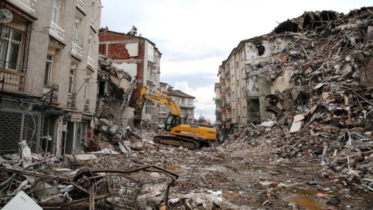 İzmir Depremzedeleri Dayanışma Derneği (İZDEDA), 17 Ağustos 1999 Marmara Depremi’nin 27’nci yılında Türkiye’nin 27 yıllık deprem bilançosunu gündeme taşıdı. Dernek, 1999’dan 2024 sonuna kadar yaklaşık 142,4 milyar TL tahsil edilen Özel İletişim Vergisi’ni işaret ederek, “Bu kaynağın ne kadarı deprem riskini azaltmak için kullanıldı?” diye sordu.