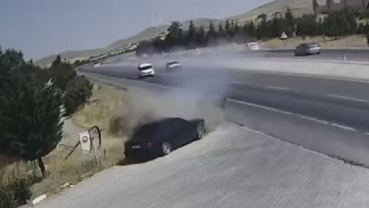Konya-Afyon yolunda kontrolden çıkan araçtan fırlayan parçadan kaçmak isteyen otomobil refüjü aşıp karşı şeride uçtu. Kamera tarafından anbean kaydedilen zincirleme kazada iki kişi hayatını kaybetti.