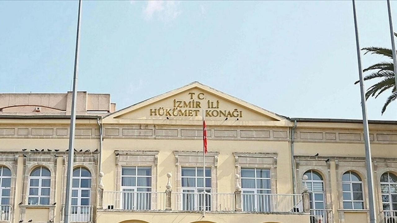 İzmir Valiliği, yangın riskine karşı tarla ve bahçelerde kaynak ile spiral kullanımına bildirim ve 10 metre temizlik şartı getirdi. Kurallara uymayanlara para ve bir yıla kadar hapis cezası verilecek.