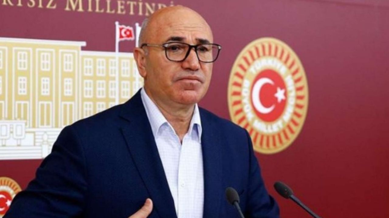 Diyanet’in 2027 hac ücretlerini dolarla açıklaması ve fiyatların 1,2 milyon liraya dayanması tepki çekti. YENİ Partili Mahmut Tanal, “Kâbe’nin yolu dolara bağlanamaz, ibadet zengin ayrıcalığı olamaz” diye isyan etti.