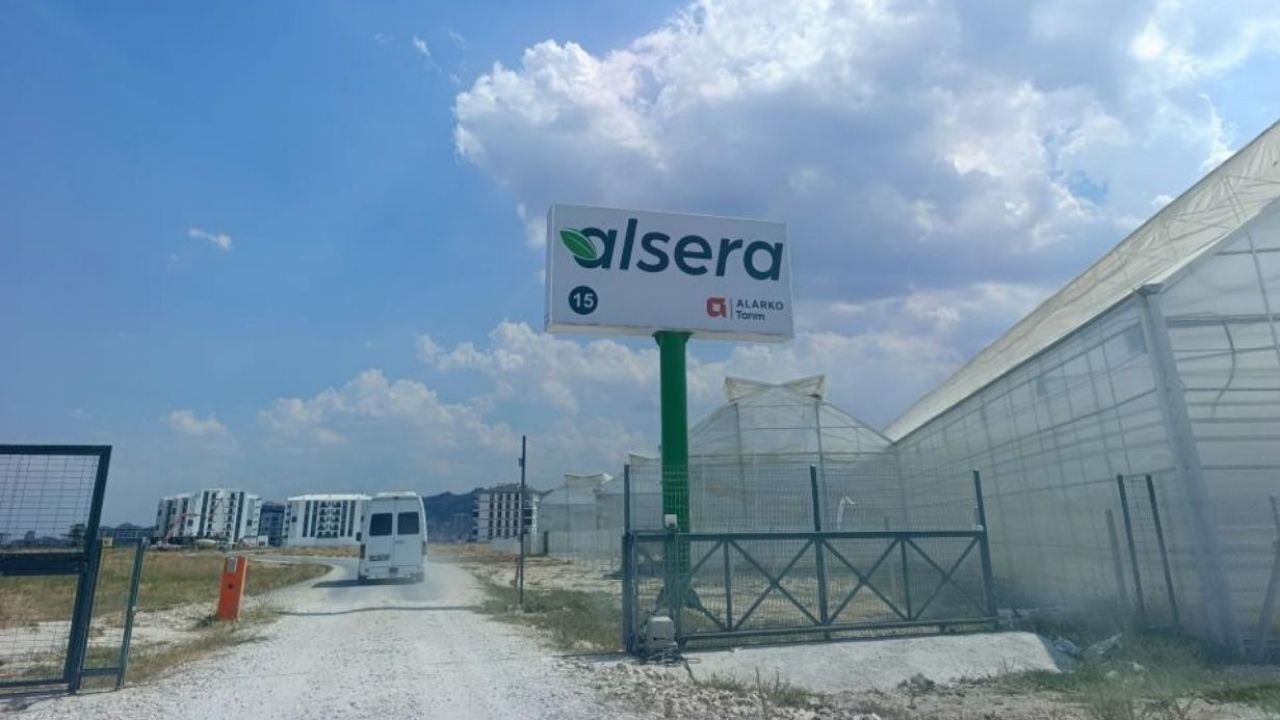 Afyonkarahisar'da ilaçlama yapılan serada gaza maruz kalan 24 işçi hastaneye kaldırıldı, 20 kişi kontrolle tahliye edildi. Ekipler alarm geçerken vaka sayısının artmasından endişe ediliyor.