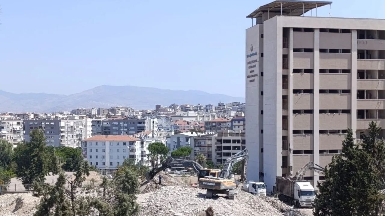 Depreme dayanıksız olduğu gerekçesiyle yıkılan Bozyaka Eğitim ve Araştırma Hastanesi’nin (Bozyaka SSK) yeni projesinde poliklinik kapısının iptal edilmesi esnafı isyan ettirdi. Bölgede 20 yıldan beri medikal dükkânı işleten Aynur Gündoğan, müşterilerinin çoğunu kaybettiğini belirterek “Hastanenin yıkılmasıyla müşterilerin dört üçü azaldı. Dükkâna ‘Bugünümü daha atlatayım’ diyerek gelirken, şimdi de can damarımızı kesiyorlar” sözleriyle tepki gösterdi.