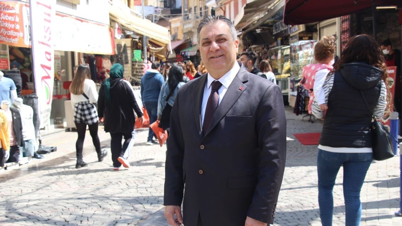 Tarihi Kemeraltı Esnaf Derneği, Antakya’daki konteyner kentlerde LGS’ye hazırlanan 8. sınıf öğrencileri için kitap bağışı kampanyası başlattı. Kampanya hakkında konuşan İzmir Tarihi Kemeraltı Esnaf Derneği Başkanı Semih Girgin, "Çevrenizde veya evlerinizde çocuklarınızın ya da torunlarınızın artık kullanmadığı LGS kitapları varsa ihtiyacı olan gençler için destek vermenizi rica ediyoruz" diyerek çağrıda bulundu.