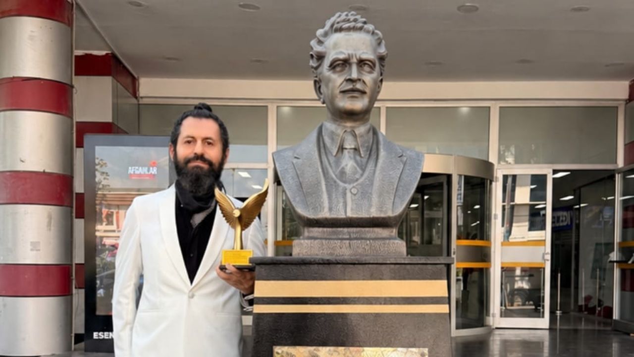 Sağlıklı Yaşam Vakfı, Akif Manaf Sağlık ve Barış Ödülü’nü Türk edebiyatının usta kalemi Nâzım Hikmet’e ithaf etti. Hayatı sürgün ve hapisle geçen, serbest nazımın öncüsü usta şair; şiirlerindeki barış vizyonuyla ölümünden yıllar sonra da topluma ilham olmaya devam ediyor.