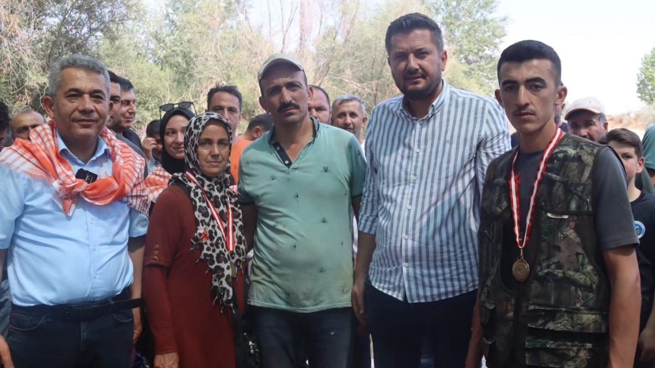 Denizli Çal’da 853’üncüsü düzenlenen tarihi Sudan Koyun Geçirme Yarışması’nda şampiyon olan çoban Zekeriya Karakoç, kazandığı tam altını DMD kas hastası minik Erkan’ın tedavi kampanyasına bağışladı.