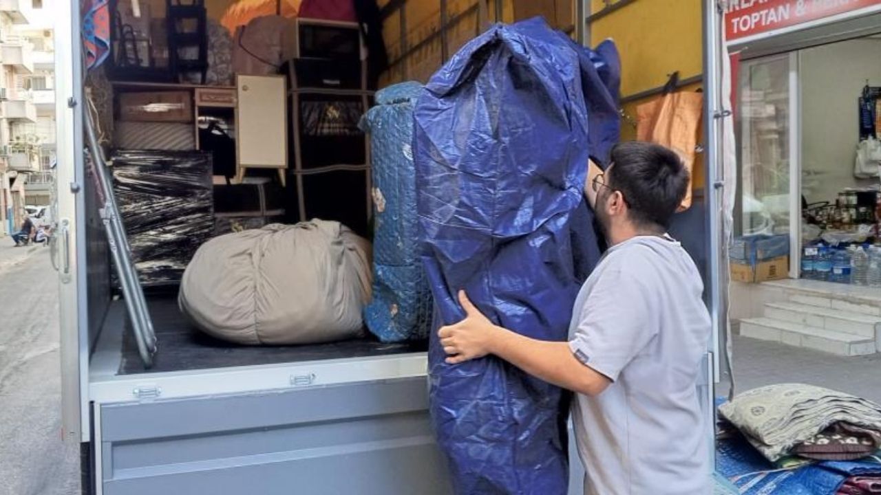 Tayin ve üniversite kayıtlarıyla artan taşınma hareketliliğinde korsan nakliyecilere dikkat edilmesi gerektiğini vurgulayan nakliyeci Mahmut Şahin Uzmanlar, “Mağduriyet yaşamamak için K3 belgesi, yazılı sözleşme ve fiziki adres kontrolü şart” dedi.