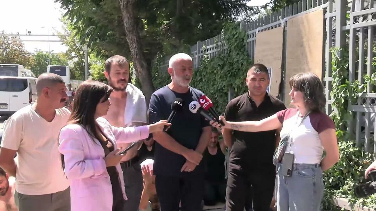 Doruk Madencilik ve Eti Gümüş işçilerinin Bakanlık önündeki eylemi 15’inci gününe girerken Bağımsız Maden İşçileri Sendikası örgütlenme uzmanı Başaran Aksu, ödenmeyen alacaklar ve holding patronunun taşınmazlarına ilişkin “Adamın 21 kilometrekare tapulu arsası var. 21 kilometrekare… Taşınmazlarından birinin satılmasıyla işçilerin 36 milyon liralık alacağı ödenebilecek” dedi.