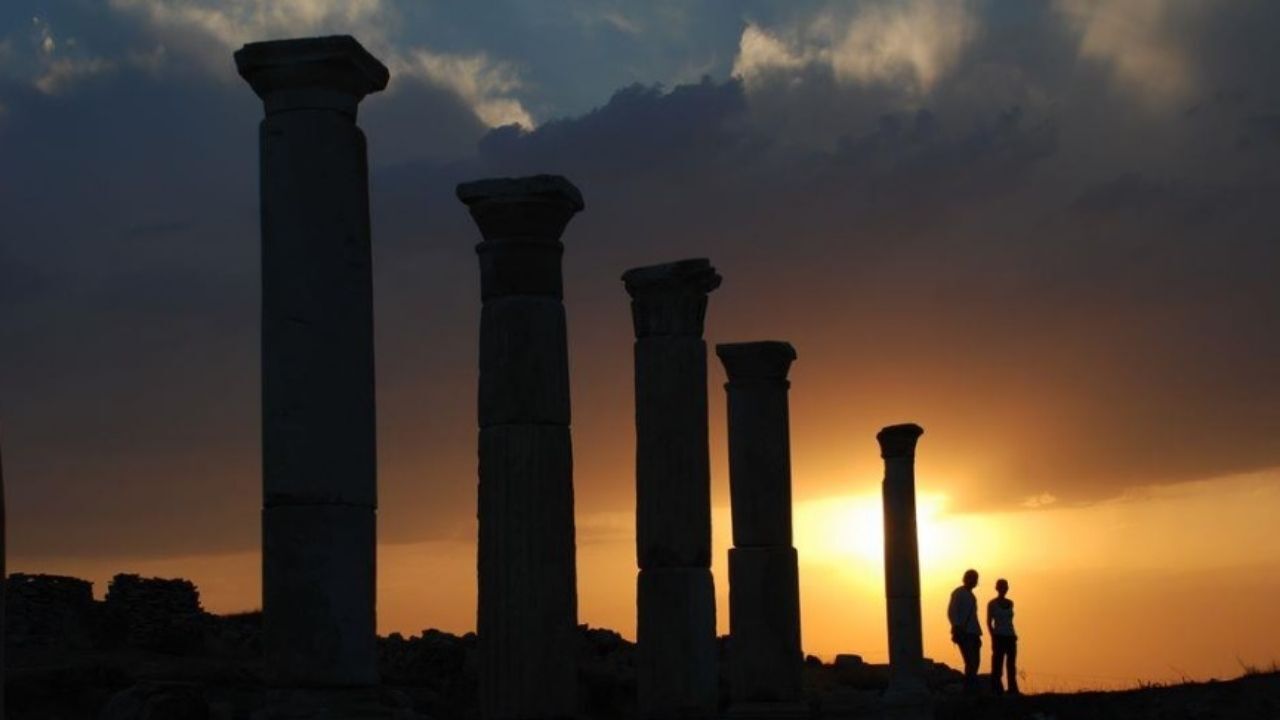 Denizli Valisi Yavuz Selim Köşger başkanlığında düzenlenen toplantıyla Laodikeia Antik Kenti’ne gece müzeciliği ve video mapping geliyor. dijital sanatla antik kenti gece turizmine açacak proje Vali Yavuz Selim Köşger'e sunuldu.