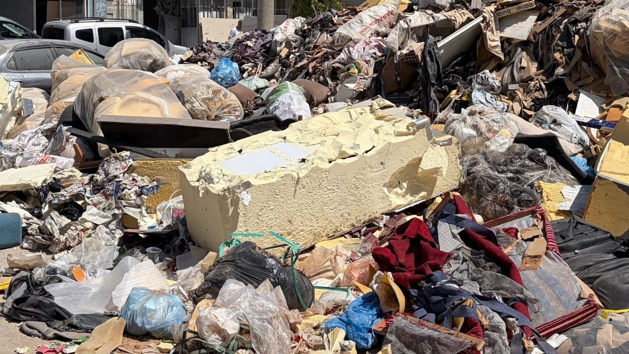 Buca’da yol kenarlarına dökülen çöp ve molozlar, yangın riski ile kötü kokuya sebep olarak mahalleliyi canından bezdirdi. Belediyenin temizlemesine rağmen kirliliğin her gün tekrarladığını belirten esnaf, kalıcı çözüm için bölgeye kamera konulmasını talep ediyor.