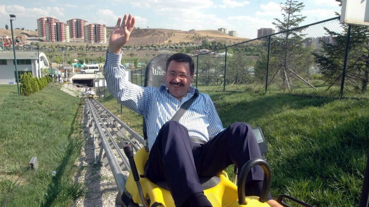 AK Partili eski Başbakan Yardımcısı Bülent Arınç’ın 11 yıl önce “Ankara’yı paralel yapıya parsel parsel sattı” sözleriyle hedef aldığı AK Partili eski Ankara Büyükşehir Belediye Başkanı Melih Gökçek’in yurtdışı servetine ilişkin iddialar ortaya çıktı. Gökçek ailesinin Almanya’daki şirketi HAMAG üzerinden milyonlarca euroluk gayrimenkul alımları yaptığı, ailenin Düsseldorf’ta bina, Velbert’te AVM için anlaşmalar yaptığı öne sürüldü.