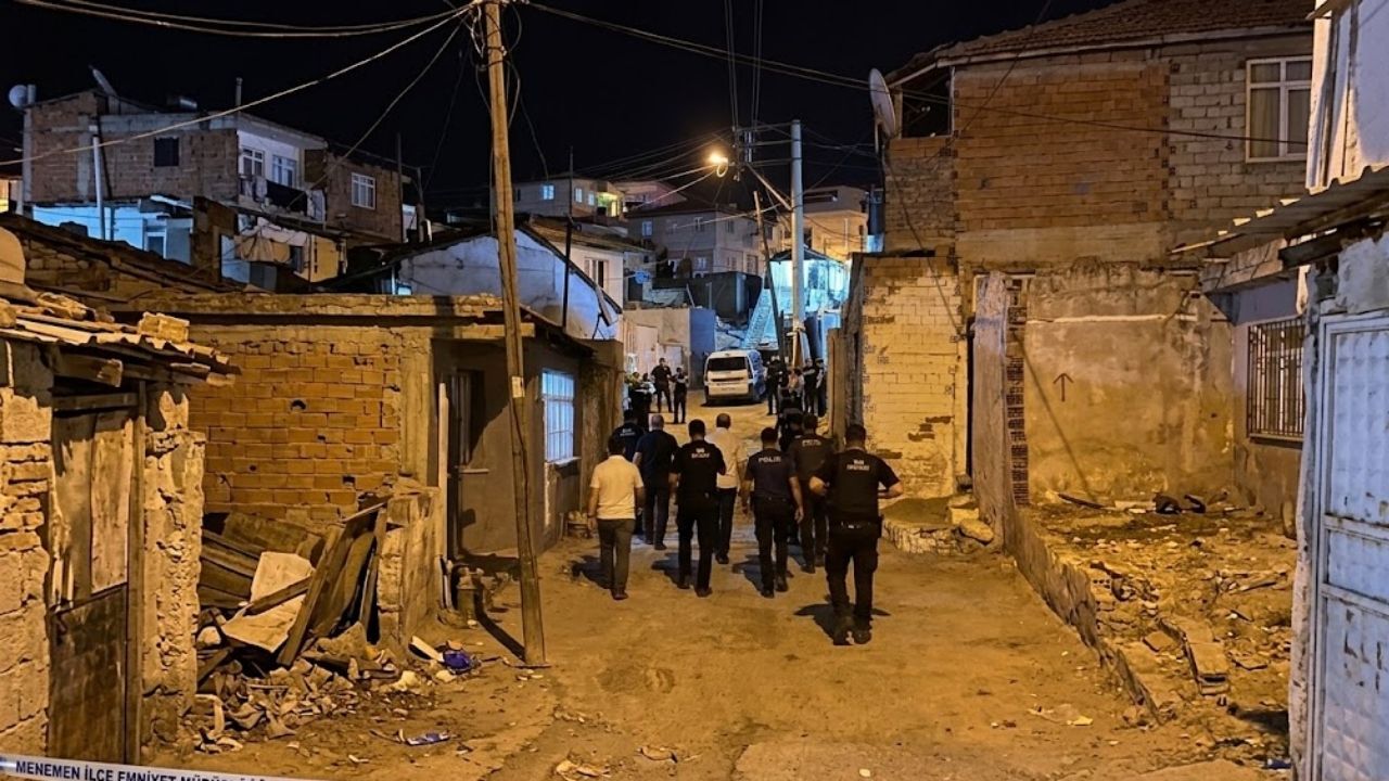 Menemen’de kayıp güvercin tartışması silahlı çatışmaya dönüştü. Üç çocuk ve 10 kişinin yaralandığı olaydan sonra 17 adrese düzenlenen şafak operasyonunda yakalanan dört şüpheli tutuklandı.
