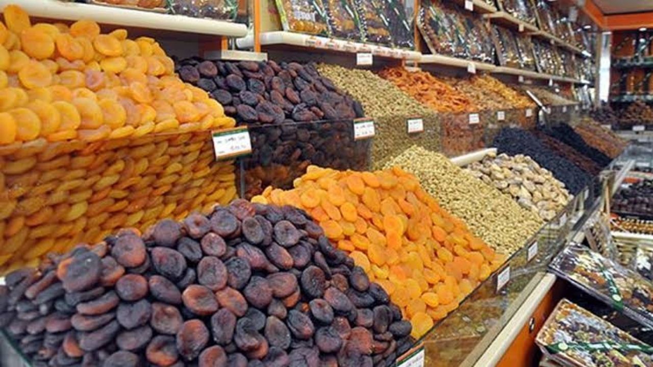 Türkiye’nin bu sezon 2 milyar dolarlık kuru meyve ihracatı hedeflediğini belirten İZTO Meclis Üyesi Ali Sorgun Özbalcı, yüksek finansman maliyetleri ve baskılı kur nedeniyle ihracatçıların zorlandığını söyledi. Özbalcı, özellikle emek yoğun sektörlerde döviz dönüşüm desteğinin iki katına çıkarılmasını istedi.