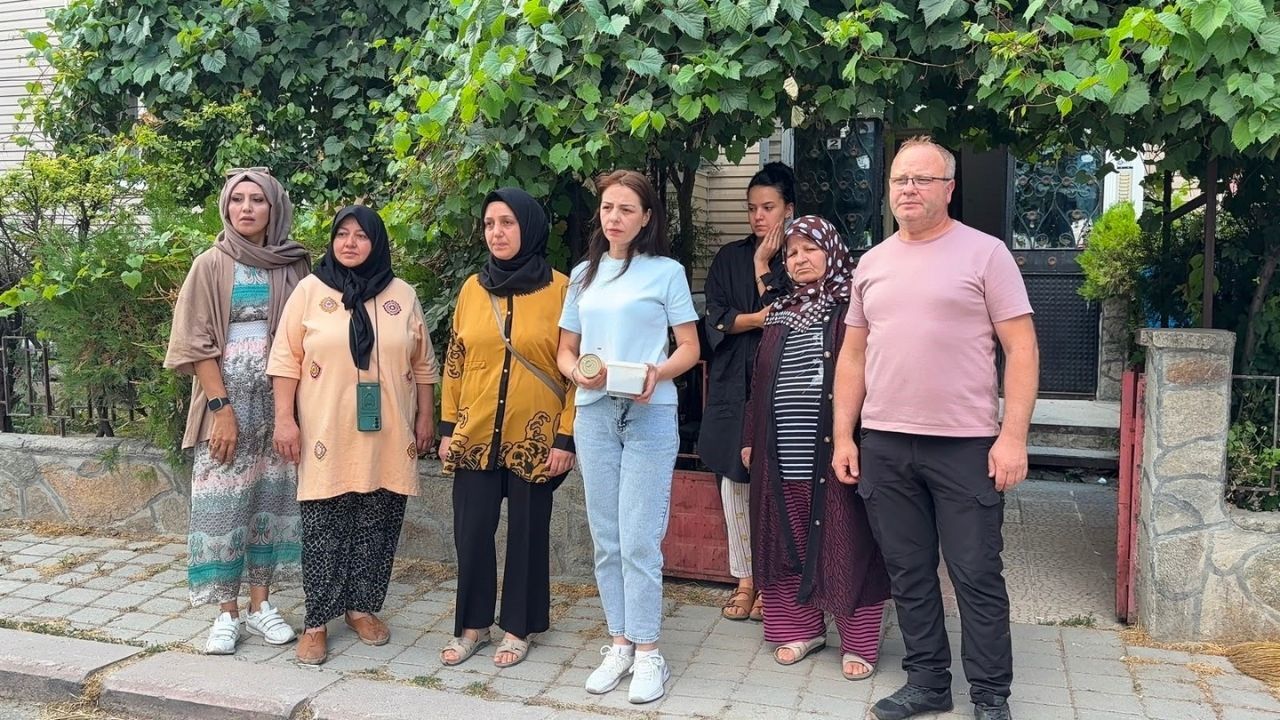 Sokak Kedisinin Başını Ve Ayaklarını Kesip Apartman Önüne Bıraktılar1