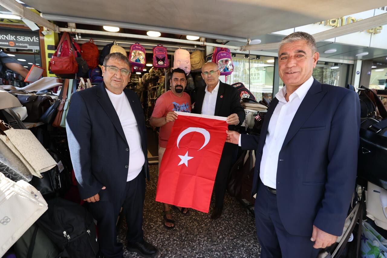 Tüm Buca Kırmızı Beyaz! Dükkan Dükkan Bayrak Dağıtıldı (2)