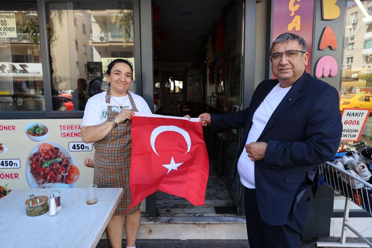 Tüm Buca Kırmızı Beyaz! Dükkan Dükkan Bayrak Dağıtıldı (3)