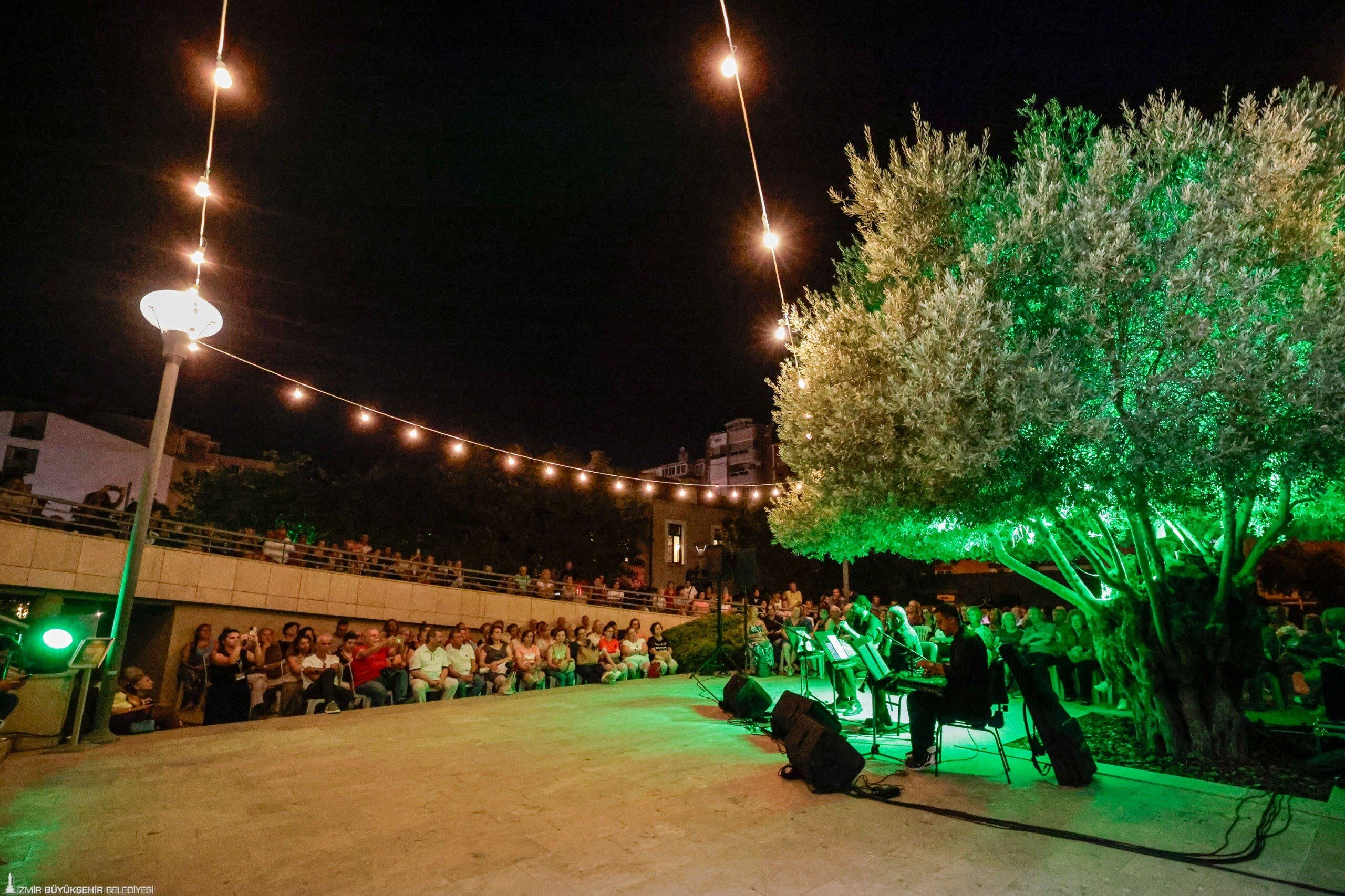 Unutulmaz Bir İzmir Akşamı Zeytin Ağacının Altında 'Gece Makamı' Ezgileri Yankılandı! (1)
