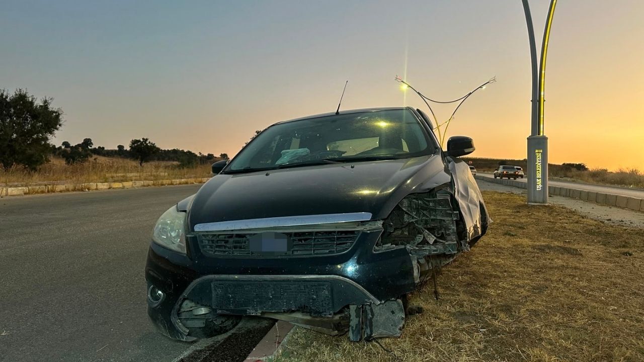 Uşak'ta Refüje Çıkan Otomobilin Sürücüsü Ve Eşi Yaralandı1