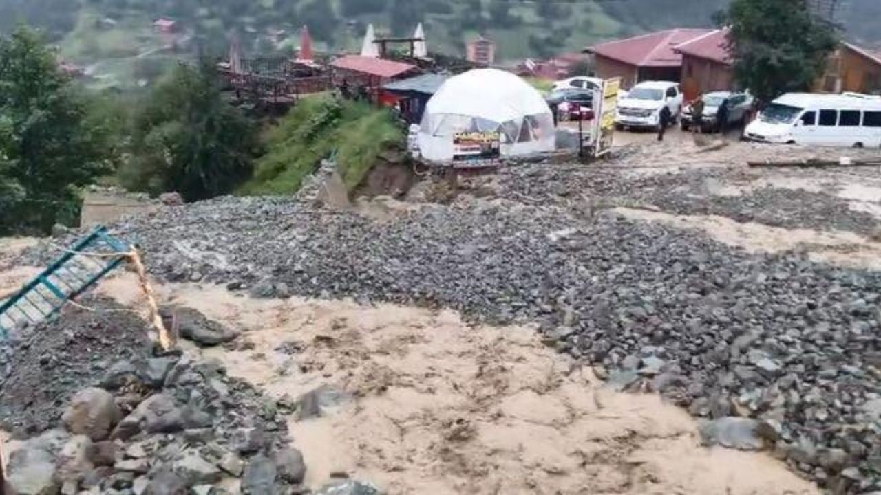 Uzungöl’de Sağanak Yağış Beraberinde Heyelanı Getirdi1